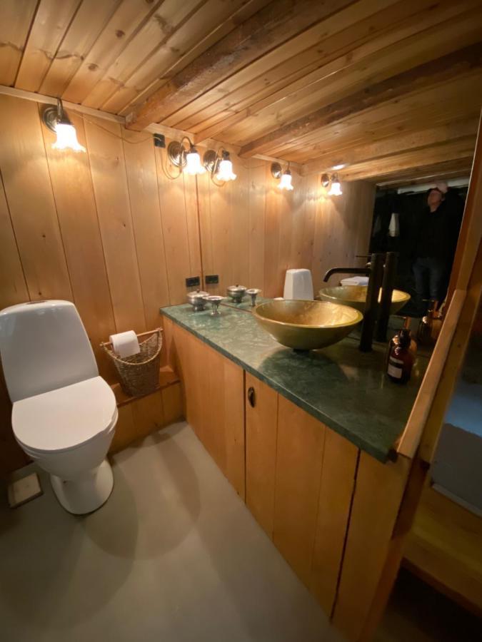 Charming And Authentic Heritage Retreat In Kvivik - Right Next To The River Luaran gambar